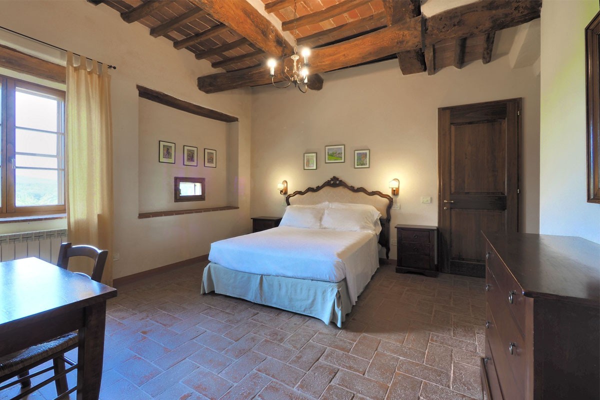 Bedroom San Giovanni East: comfortable and spacious chianti villa rentals