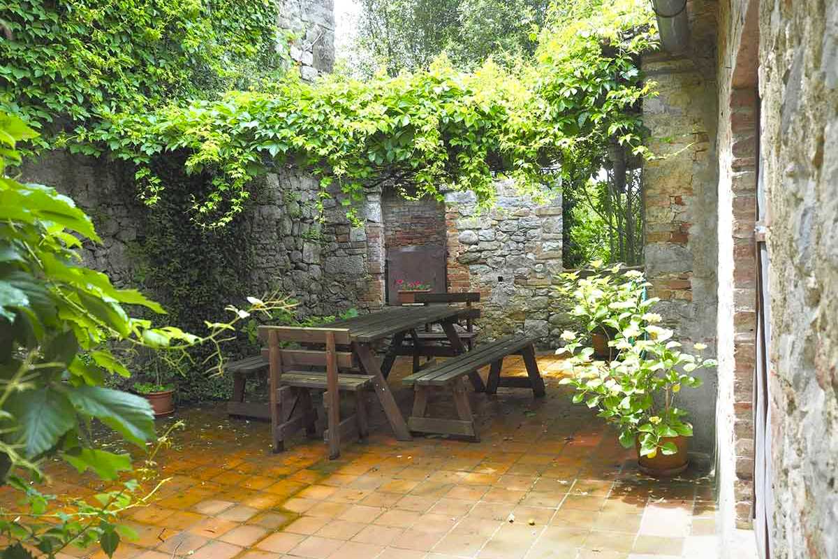 Casa da Guardia external photo: Outdoor table to admire the Tuscan landscape in the villa.