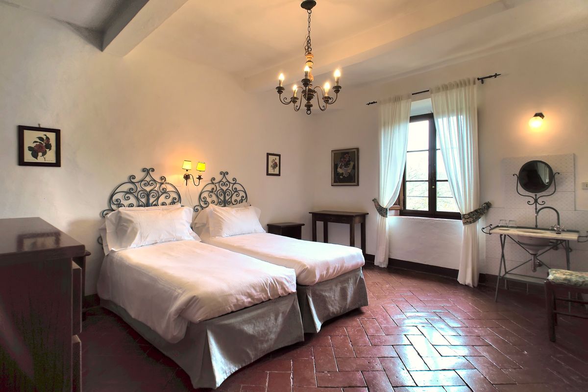 La Fattoria: Bedroom B spacious with views on the Chianti hills