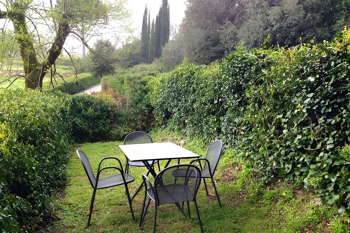La Fattoria: external private enclosed lawn with garden furniture
